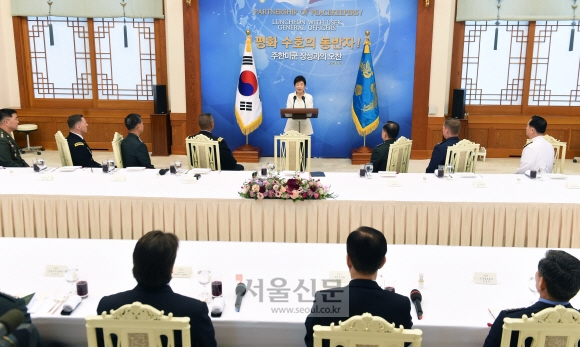 박근혜 대통령이 30일 청와대에서 주한미군 장성들과 오찬을 하기에 앞서 인사말을 하고 있다. 안주영 기자 jya@seoul.co.kr