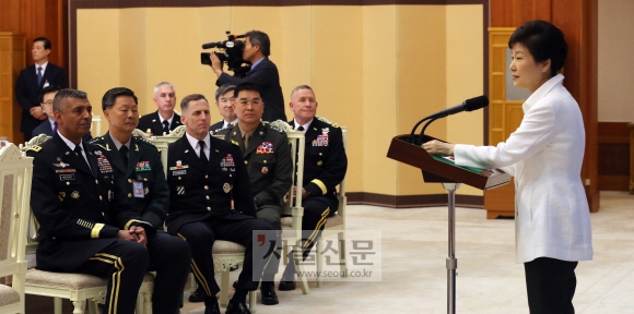 박근혜 대통령이 30일 청와대에서 임기 중 처음으로 진행한 주한미군 장성과의 오찬에서 인사말을 하고 있다. 안주영 기자 jya@seoul.co.kr