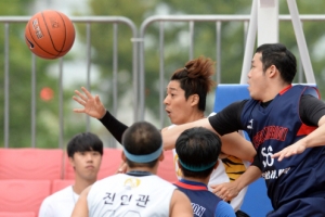 [서울포토] 서지석 ‘아이고 내 공’…서울마당 연예인 농구대회