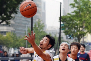 [서울포토] 모델 오영주, 길쭉한 슛…서울마당 연예인 농구대회