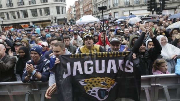 NFL 잭슨빌 재규어스의 영국 팬들이 응원 스카프를 든 채 구호를 외치고 있다. 런던 AP 연합뉴스