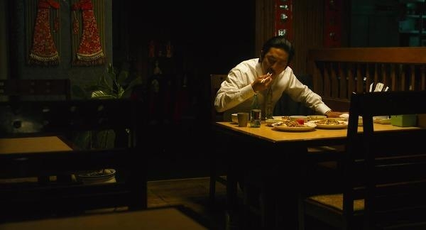 영화배우 하정우의 ‘먹방’에서 빠지지 않는 영화 ‘범죄와의 전쟁’의 중국집 장면. 탕수육과 양장피가 보인다. 영화 화면 캡처