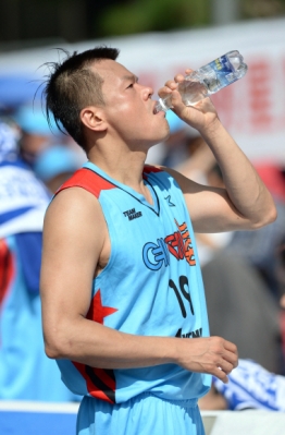 3일 오후 서울 중구 서울신문사 앞 서울마당에서 열린 연예인 농구대회 준결승전에서 예체능 팀에 박진영이 물을 마시고 있다. 도준석 기자 pado@seoul.co.kr