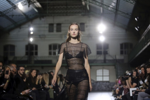 2일(현지시간) 프랑스 파리에서 열린 패션쇼에서 디자이너 존 갈리아노의 2017 봄/여름 컬렉션 의상을 입은 모델들이 런웨이를 걷고 있다.<br>AP 연합뉴스
