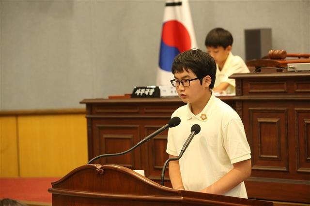 서울 성북구 어린이의회 의원들이 조례안을 발표하고 있다. 성북구 제공