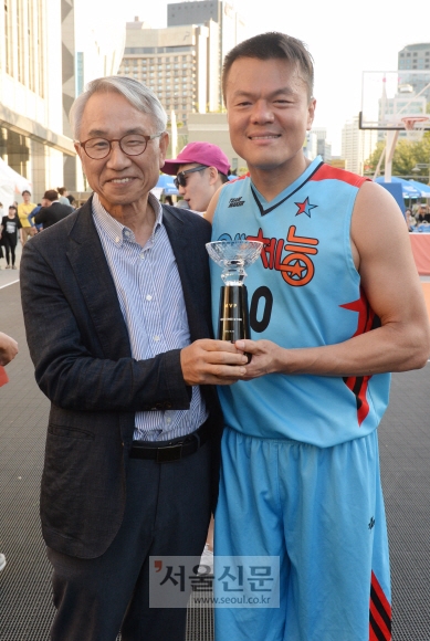 3일 오후 서울 중구 서울신문사 앞 서울마당에서 열린 연예인 농구대회 결승전에서 MVP를 수상한 예체능팀 박진영이 본사 김영만 사장과 포즈를 취하고 있다.<br>도준석 기자 pado@seoul.co.kr