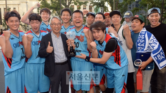 3일 오후 서울 중구 서울신문사 앞 서울마당에서 열린 연예인 농구대회 결승전에서 우승한 예체능팀이 본사 김영만 사장과 화이팅을 외치고 있다.<br>도준석 기자 pado@seoul.co.kr