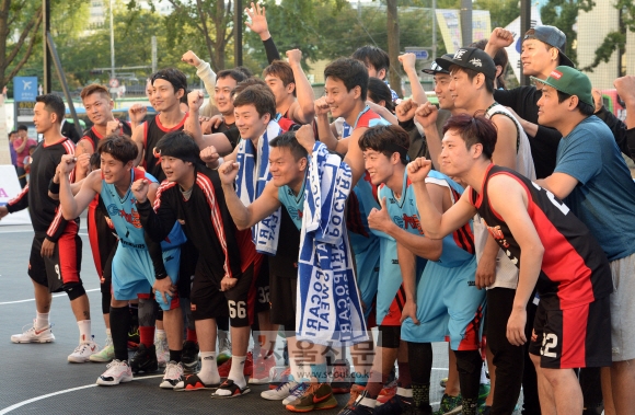 3일 오후 서울 중구 서울신문사 앞 서울마당에서 열린 연예인 농구대회 결승전에서 예체능팀이 신영이엔씨팀과 기념촬영을 하고 있다.<br>도준석 기자 pado@seoul.co.kr