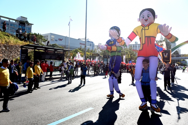 지난해 10월 12일 열린 노원 탈축제 당시 인형을 짊어진 서울 노원구민들이 퍼레이드하는 장면. 
