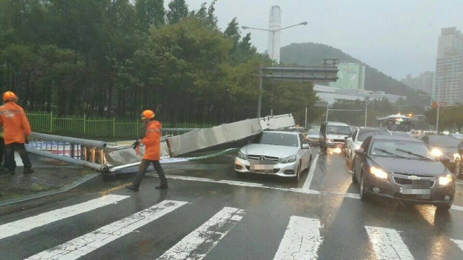 태풍 차바의 강풍에 쓰러지며 차량을 덮친 철제 거치대. 부산지방경찰청 페이스북