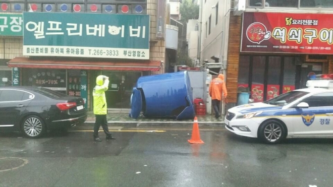 태풍 차바의 강풍에 날려 떨어진 물탱크. 부산지방경찰청 페이스북