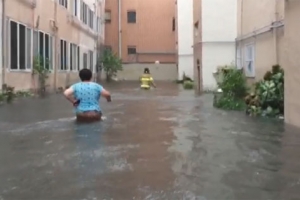 제주 피해 속출..8명 대피·2만5천가구 정전