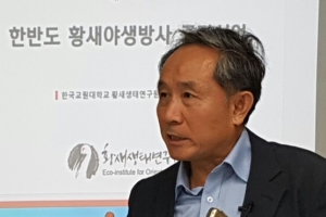 교원대 황새생태연구원, 야생방사 중단…날개 길어 전신주 착지하면 감전사