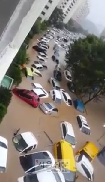 제18호 태풍 ‘차바(CHABA)’가 직접적인 영향권에 든 5일 울산시 언양읍 반천현대 아파트에 강물이 범람해 주차장의 차량이 침수된 모습.