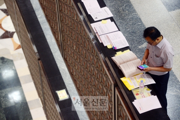 국감이 재개된지 이틀째인 5일 서울 여의도 국회에서 복도에서 한 피감기관 직원이 서류를 잔뜩 널어 놓고 국감준비를 하고 있다. 정연호 기자 tpgod@seoul.co.kr