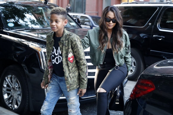 4일(현지시간) 라 라 앤서니(오른쪽)와 키얀 카멜로 앤서니가 킴 카다시안과 칸예 웨스트가 뉴욕에서 머물고 있는 건물에 도착했다. AP 연합뉴스