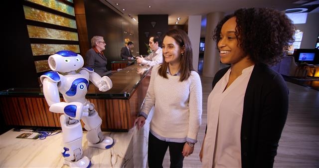 미국 버지니아주에 위치한 힐튼 호텔의 로봇 ‘코니’는 IBM의 인공지능 ‘왓슨’ 기술이 적용돼 사람들이 호텔 정보, 주변 관광지, 식당 정보에 대해 물어보면 즉각 대답해 준다. IBM 제공