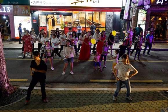 축제 참가자들이 ´사겨딴스´를 추고 있다. ´사겨딴스´는 일상의 동작을 춤으로 연결한 것으로 예술로서의 춤을 대중화하겠다는 프로젝트다.