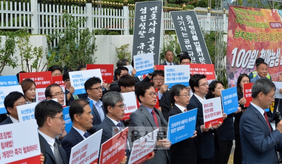 5일 서울 종로구 세종로 정부서울청사 앞에서 대한변호사협회 소속 변호사들이 행정사에게 일부 법률업무를 개방하면 안 된다며 ‘행정사법 개정안’ 반대 집회를 연 가운데, 그 뒤에서 한 공인중개사가 변호사들의 부동산중개업 진출을 지적하는 내용으로 1인 시위를 하고 있다. 손형준 기자 boltagoo@seoul.co.kr