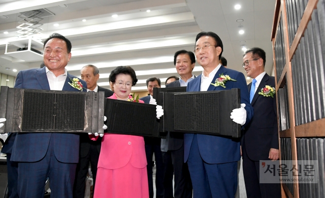 김영만(앞줄 왼쪽) 군위군수와 김관용(앞줄 오른쪽) 경북도지사가 최근 복각된 삼국유사 목판을 보여 주고 있다. 경북도 제공