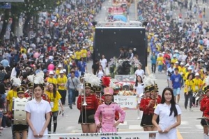 반포대로에 펼쳐진  지상 최대의 도화지