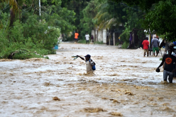 아이티 ‘초속 63m’ 허리케인에 최소 10명 숨져… 美도 수십만명 대피 