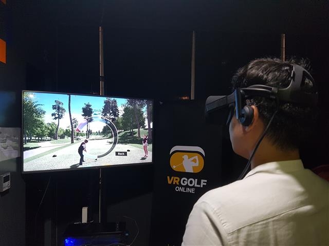 경기 성남시 카카오게임즈 사옥에 마련된 가상현실(VR) 게임룸에서 한 이용자가 ‘VR 골프 온라인’을 즐기고 있다. 카카오게임즈 제공