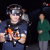 [서울포토] ‘대통령께서는 제 뒤로 오십시오’…VR슈팅게임