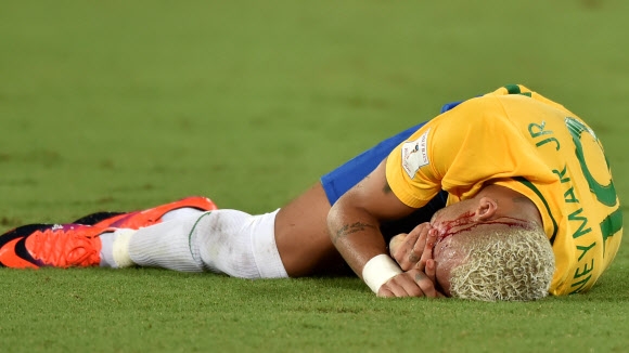 브라질의 네이마르가 6일(현지시간) ‘2018 러시아 월드컵 예선 경기’에서 얼굴에 부상을 입고 그라운드 위에 쓰러져 아파하고 있다.  AFP 연합뉴스