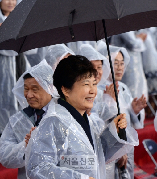 박근혜 대통령이 7일 오후 충남 아산 이순신종합운동장에서 열린 제97회전국체전 개막식에 우산을 받쳐 들고 입장하고 있다. 안주영 기자 jya@seoul.co.kr