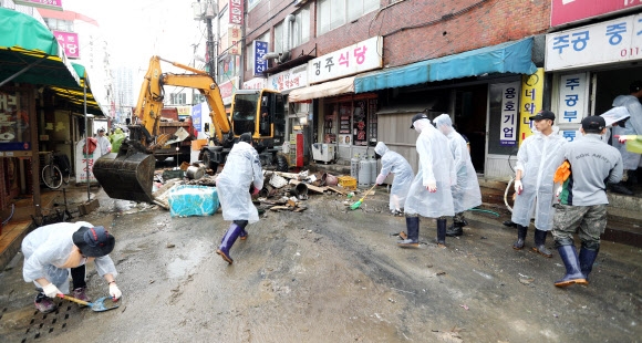 빗속 복구작업