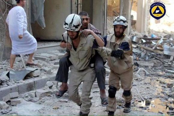시리아 알레포에서 폭격 피해를 입은 주민들을 구조하는 ‘하얀 헬멧’ 구조대원들. EPA 연합뉴스