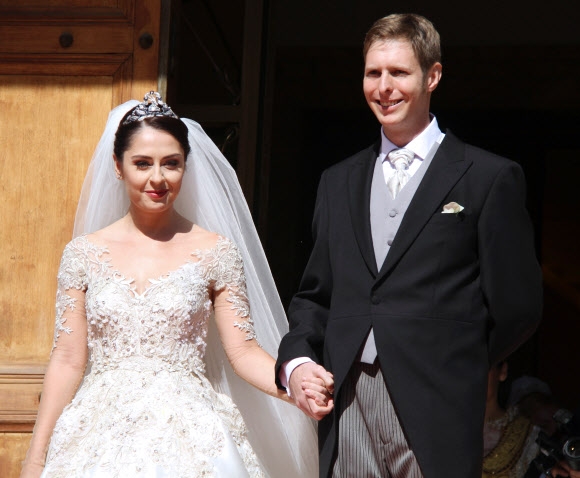 알바니아 왕실의 마지막 후계자 레카 왕자가 8일(현지시간) 알바니아 티라나에서 유명 영화배우 엘리아 자하리아와 결혼식을 올린후 포즈를 취하고 있다. AFP 연합뉴스
