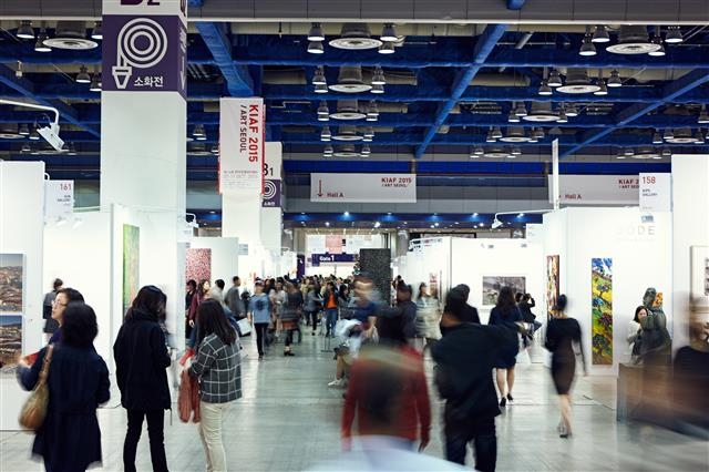 미술 분야 활성화를 위한 미술주간 행사가 11일부터 23일까지 한국국제아트페어(KIAF)를 비롯해 다채로운 프로그램과 함께 열린다. 사진은 지난해 KIAF 행사장 모습. 한국화랑협회 제공