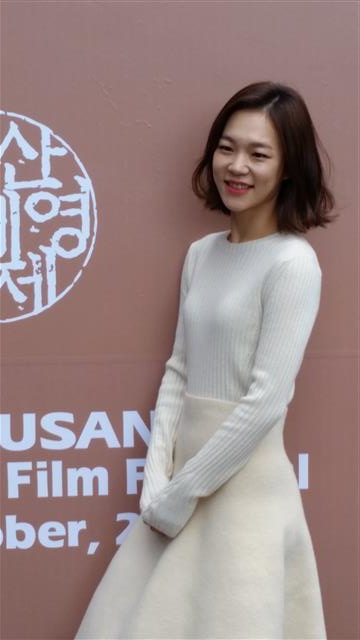 한예리는 올해 영화제에서 아쉬운 점이 딱 하나 있다며 웃었다. “2007년쯤 친구들이랑 단편 찍을 때 부산에 왔었어요. 아침 9시부터 저녁까지 계속 영화를 보고 밤엔 술잔을 기울이며 신나게 시간을 보냈죠. 올해도 좋은 영화가 많이 왔다는데 제 작품(‘더 테이블’)도 못 가볼 정도로 일정이 빡빡해요. 언젠가 다시 개인적으로 오고 싶어요.”