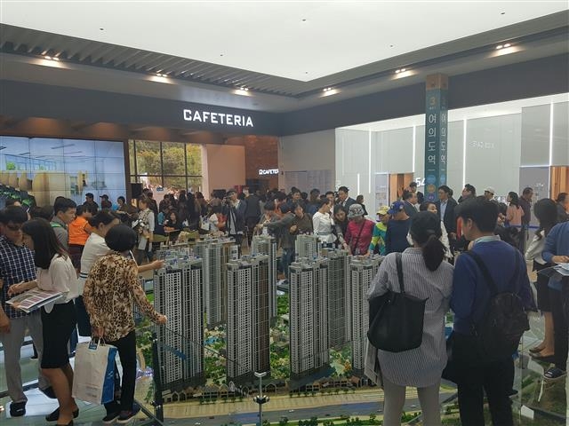 지난 7일 경기 안산 상록구 사동에 문을 연 안산 그랑자이시티 모델하우스에 방문객들이 붐비고 있다. GS건설 제공