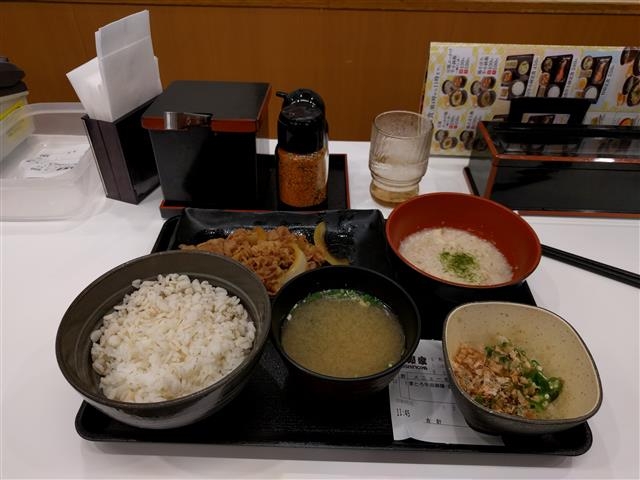 500엔대 소고기덮밥 정식. 저가 음식점에서 내놓은 프리미엄급 식단 가운데 하나지만 샐러리맨들은 대개 300~400엔대 점심을 선호한다.