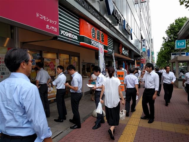 지난 7일 오후 도쿄 중심부 도라노몬의 한 저가 음식체인점 앞에 직장인들이 길게 줄을 서 있다. 몇백원을 더 아끼려고 사무실로 가져가 먹으려는 테이크아웃족들도 눈에 띈다.