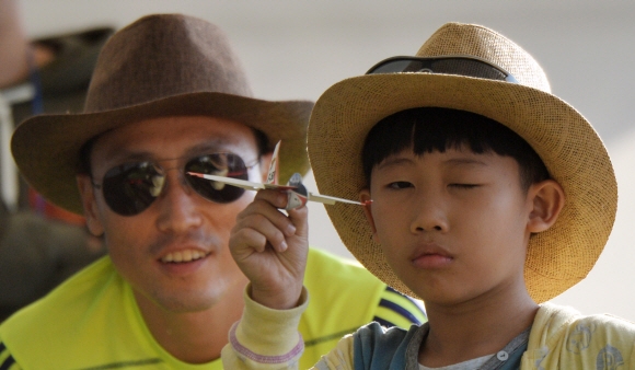 모형 비행기 날리기 이벤트에 참가한 어린이가 자못 긴장된 표정으로 비행기를 날리고 있다. 부여 손형준 기자 boltagoo@seoul.co.kr