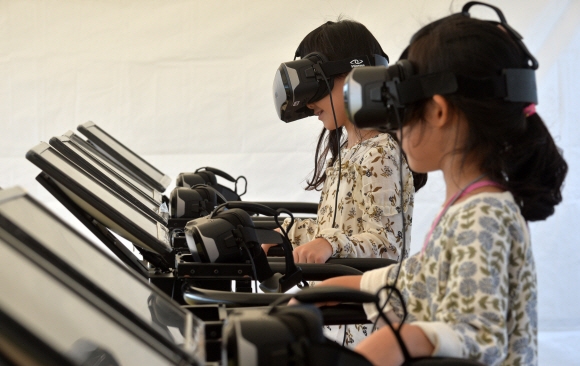 어린이들이 가상현실(VR) 고글을 쓴 채 가상비행 시뮬레이터 체험을 하고 있다. 부여 손형준 기자 boltagoo@seoul.co.kr