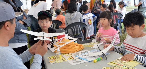 항공 레저스포츠 제전 현장에서 어린이들이 모형 비행기를 만들어 보고 있다. 부여 손형준 기자 boltagoo@seoul.co.kr