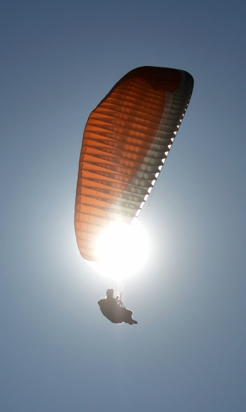 9일 충남 부여 금강 구드래 일원에서 열린 제3회 항공 레저스포츠 제전에서 패러글라이딩 경기에 출전한 선수가 하늘을 날며 자신의 기량을 뽐내고 있다. 부여 손형준 기자 boltagoo@seoul.co.kr