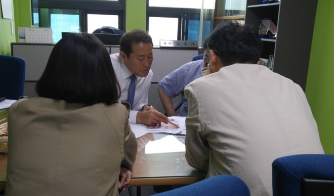 김태수 서울시의원(앞모습)이 관계공무원과 코스트코 상봉점 주변 교통 체증 근본적인 해결을 위해 논의하고 있다.