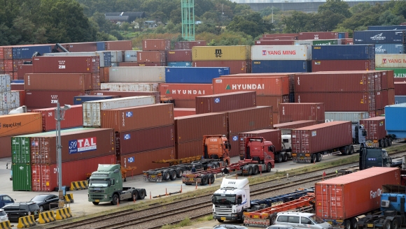 화물연대가 총파업에 들어선 10일 경기도 의왕시 의왕ICD에 컨테이너들이 가득 차 있다.  박지환 기자 popocar@seoul.co.kr