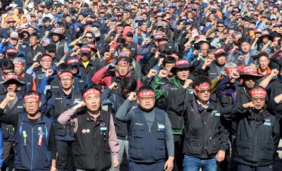 화물연대가 총파업에 돌입한 10일 경기도 의왕시 의왕ICD인근에서 열린 출정식에 참석한 노조원들이 구호를 외치고 있다.  박지환 기자 popocar@seoul.co.kr