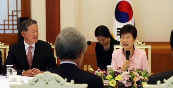 박근혜 대통령이 10일 오후 청와대에서 열린 일본 경제단체연합회 대표단 접견에서 인사말을 하고 있다.  안주영 기자 jya@seoul.co.kr