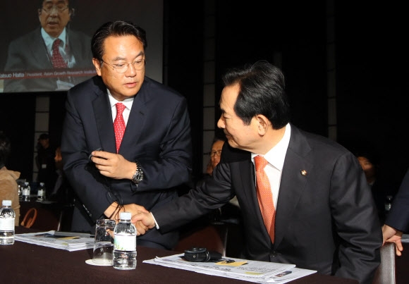 악수하는 정 의장과 정 원내대표