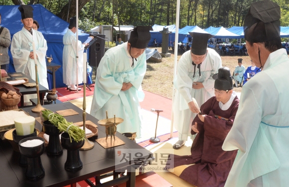 도봉구는 10일 도봉산 입구에 위치한 도봉서원 창건 444주년을 맞아, 이동진 구청장을 초헌관으로 하여 우암 송시열, 정암 조광조 선생의 학문적 사상과 덕행을 추모하는 도봉서원 추향제를 봉행하며 유가 행렬의 재현 행사도 함께 했다. 이언탁 기자 utl@seoul.co.kr