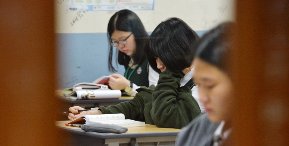 다음달 대학수학능력시험 전 마지막 고3 대상 전국연합학력평가가 시행된 11일 서울 종로구 필운동 배화여자고등학교에서 수험생들이 막바지 시험공부를 하고 있다. 2016. 10. 11 손형준 기자 boltagoo@seoul.co.kr