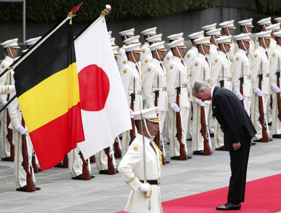 벨기에 필립 왕이 11일(현지시간) 일본 도쿄 왕궁에서 열린 환영식에서 의장대를 사열하고 있다. AP 연합뉴스
